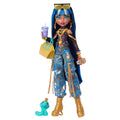 Evcil dostu Hissette ve 7 aksesuarlarıyla kargo pantolon giyen Monster High Cleo De Nile bebek