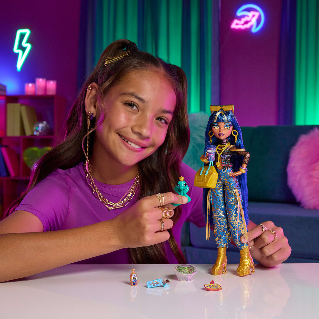 Evcil dostu Hissette ve 7 aksesuarlarıyla kargo pantolon giyen Monster High Cleo De Nile bebek