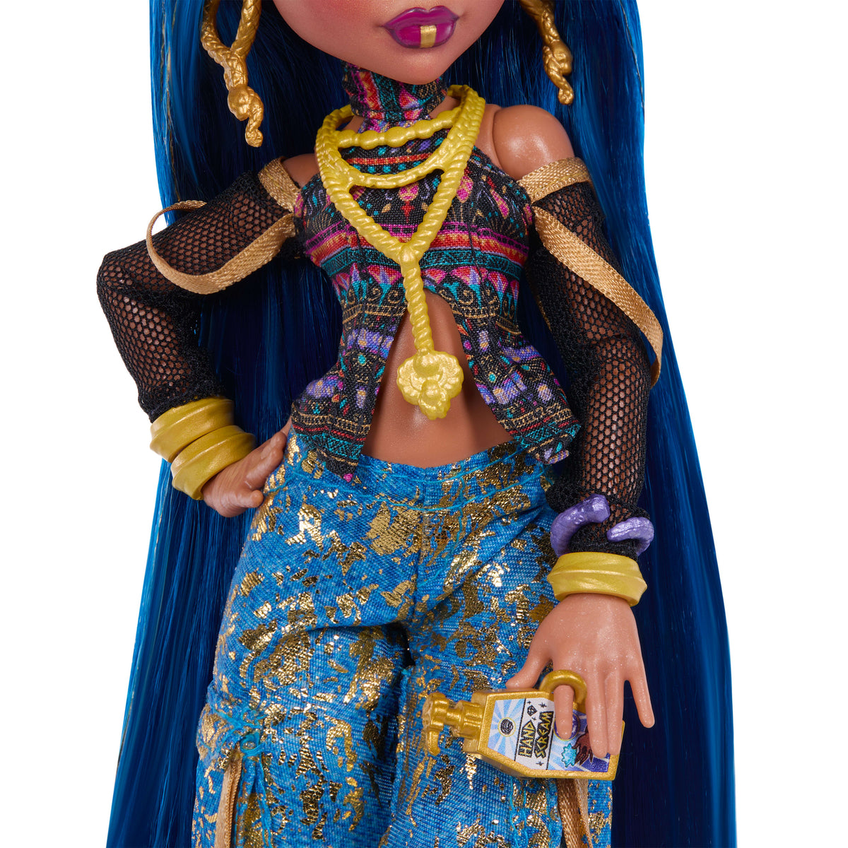 Evcil dostu Hissette ve 7 aksesuarlarıyla kargo pantolon giyen Monster High Cleo De Nile bebek