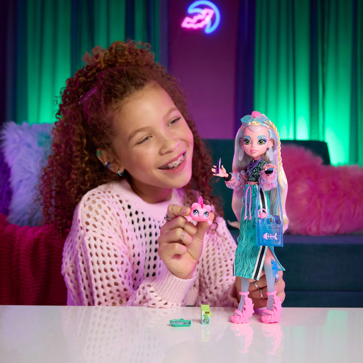 Evcil dostu Neptuna ve 7 aksesuarla uzun etek giyen Monster High Lagoona Blue bebek