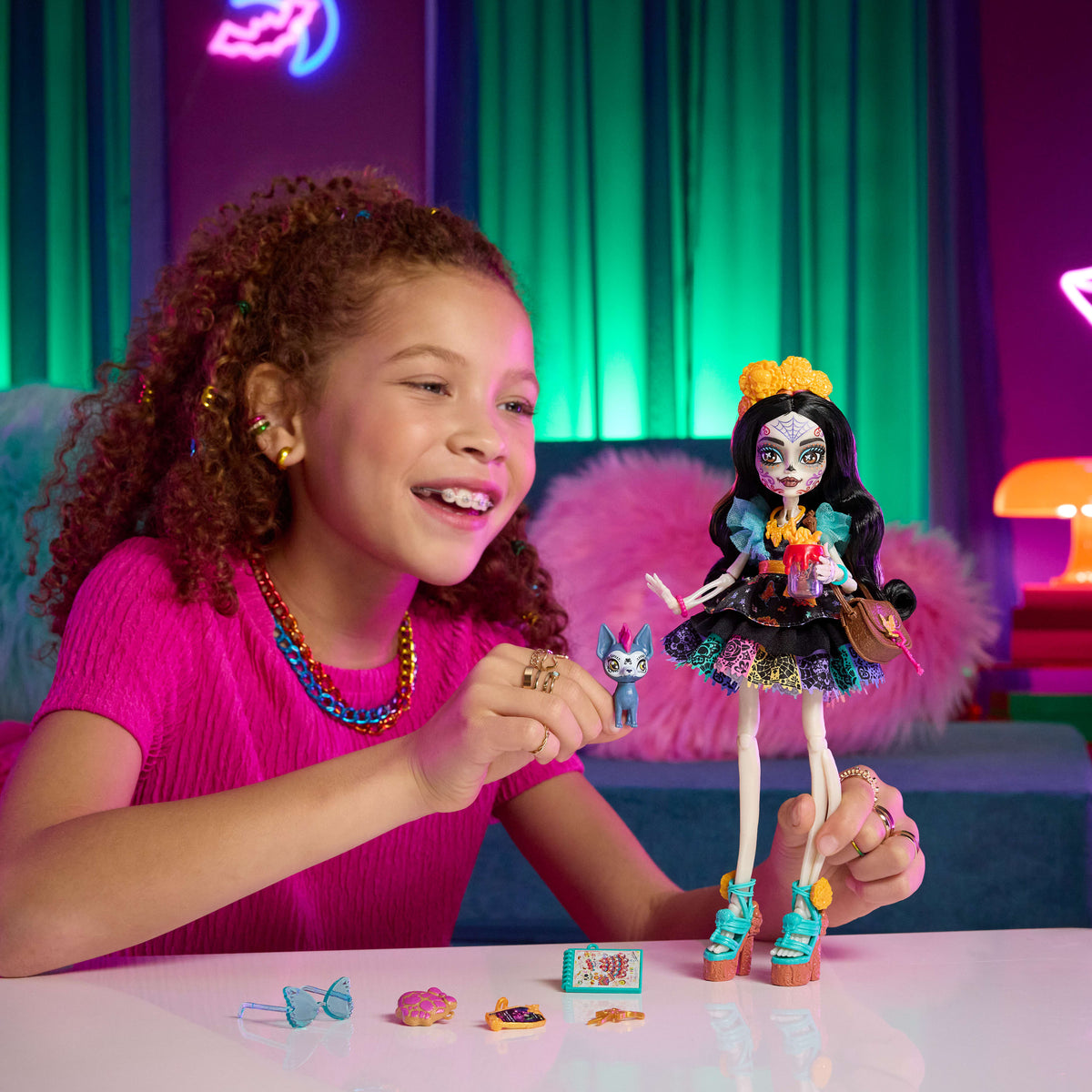 Fırfırlı elbise giyen Monster High Skelita Calaveras bebek, evcil dostu Candelita ve 7 aksesuar