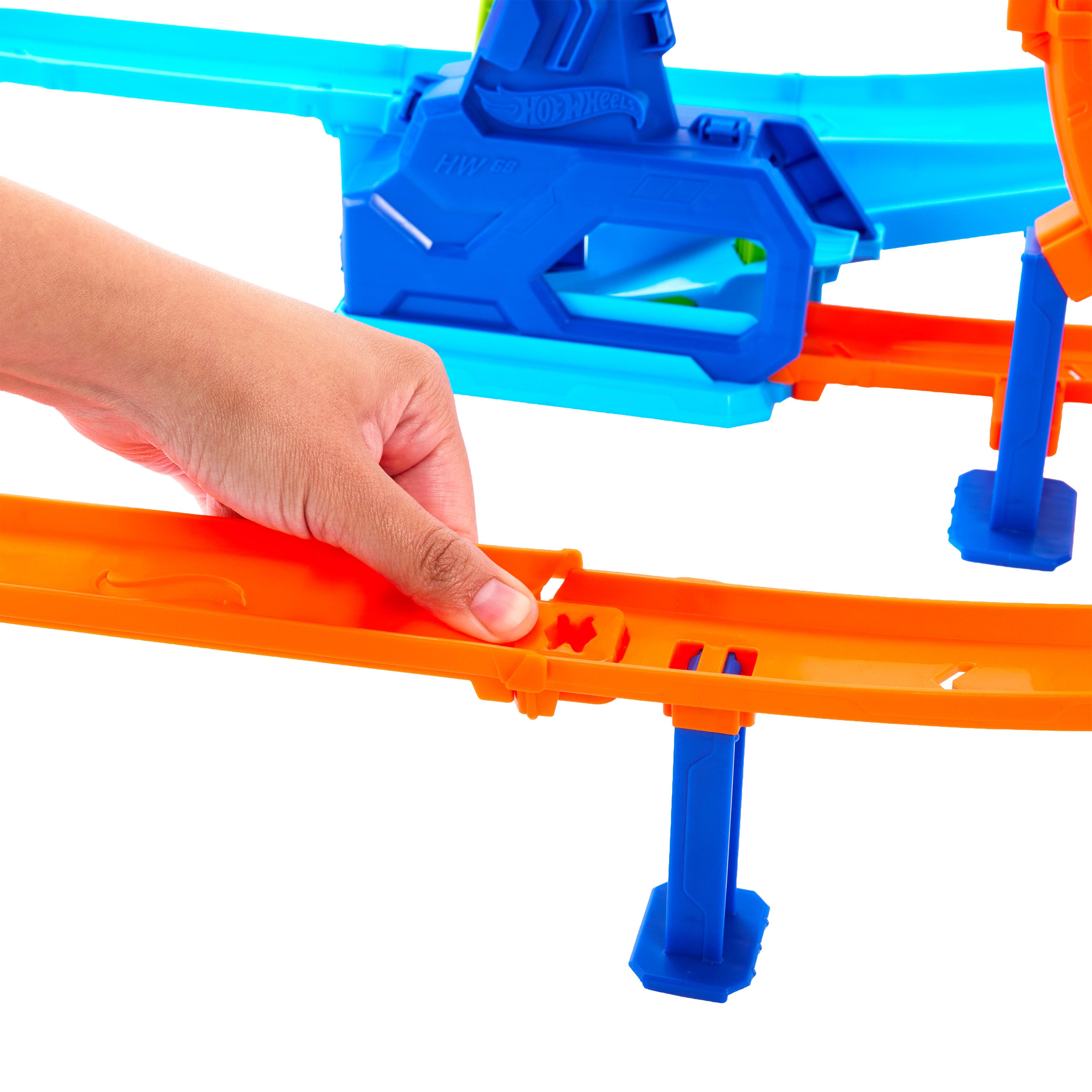 Hot Wheels Akrobasi Pistleri Dolambaçlı Hız Pisti seti ve 1:64 ölçekli metal oyuncak araba