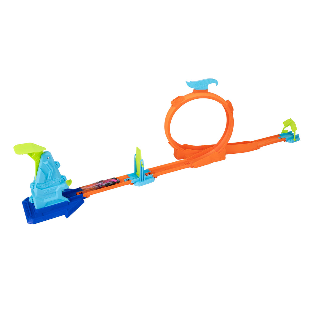 Hot Wheels Şampiyonların Pist Seti ve 1:64 ölçekli metal araba, çemberli veya rampayla akrobasi hareketleri (Stiller çeşitlilik gösterebilir)
