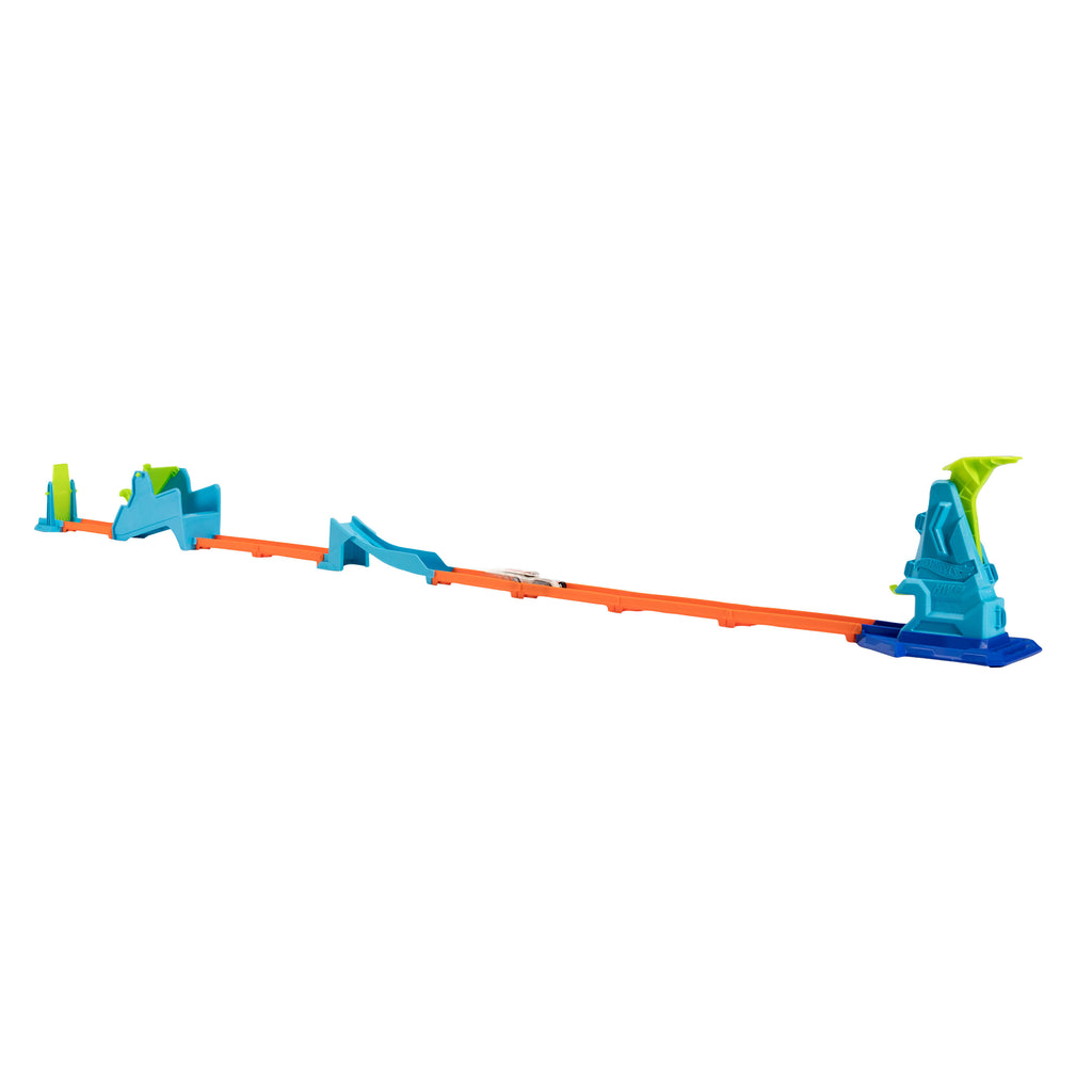 Hot Wheels Şampiyonların Pist Seti ve 1:64 ölçekli metal araba, çemberli veya rampayla akrobasi hareketleri (Stiller çeşitlilik gösterebilir)