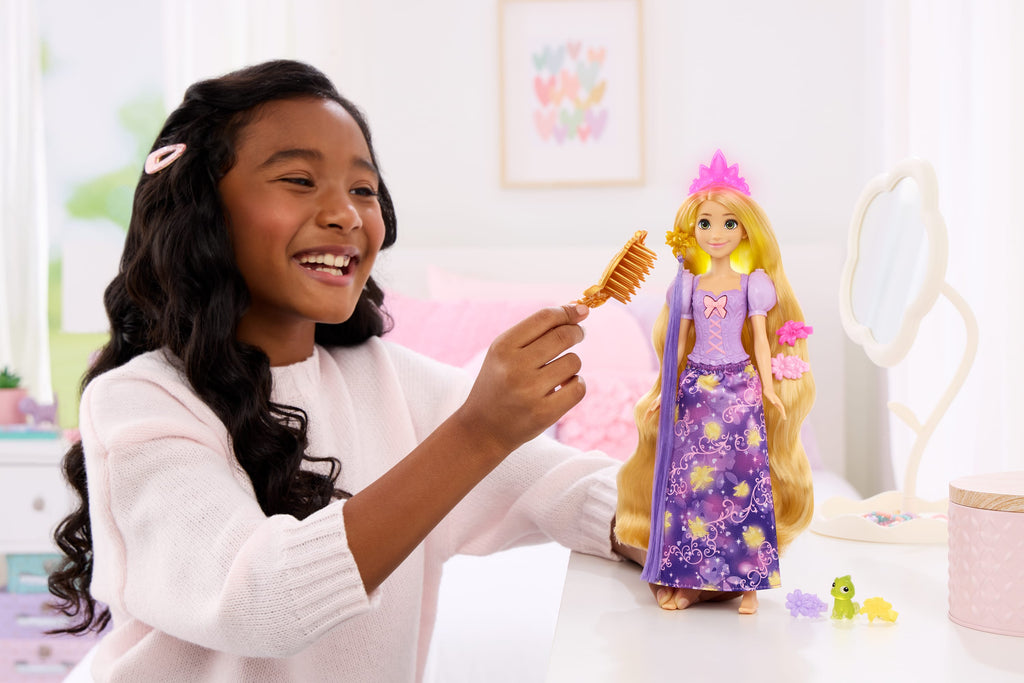 5 farklı şekilde ışık saçan Disney Prensesi Sihirli Saçlı Rapunzel bebek, Pascal figürü ve 7 aksesuar