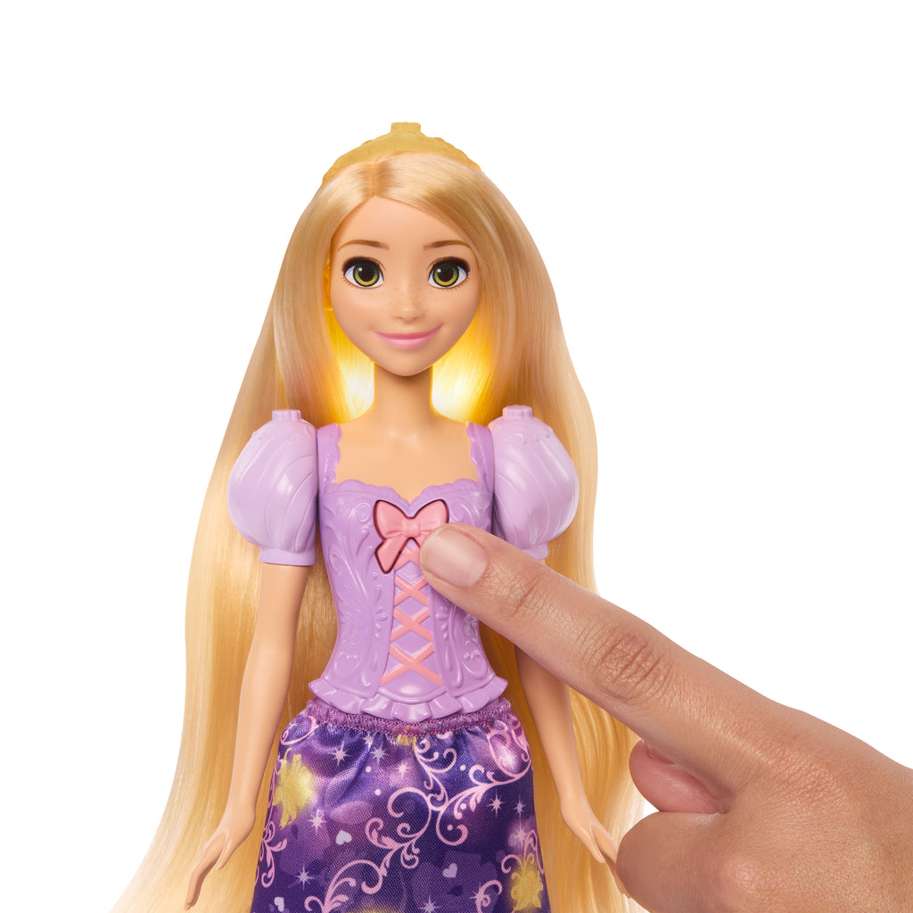 5 farklı şekilde ışık saçan Disney Prensesi Sihirli Saçlı Rapunzel bebek, Pascal figürü ve 7 aksesuar