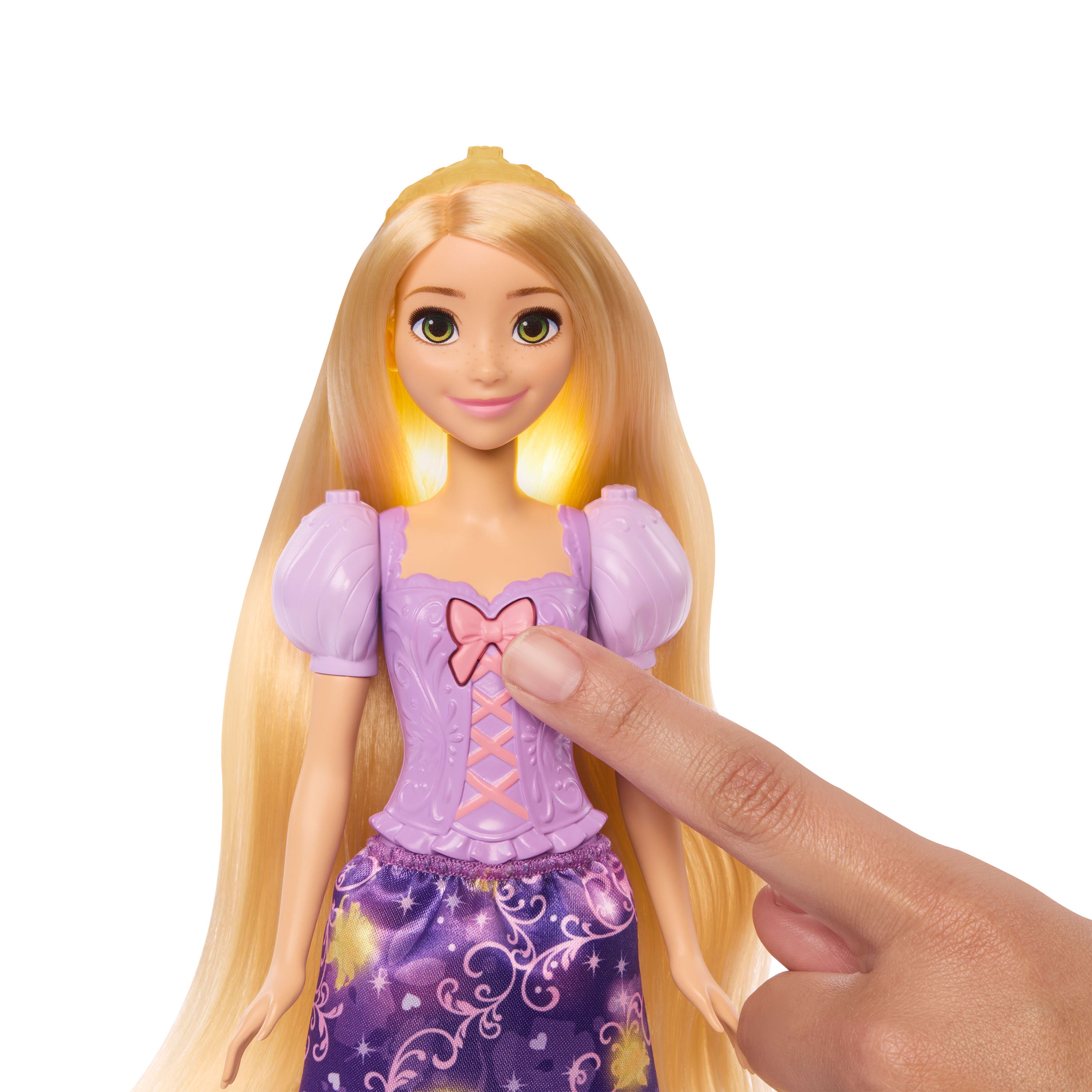 5 farklı şekilde ışık saçan Disney Prensesi Sihirli Saçlı Rapunzel bebek, Pascal figürü ve 7 aksesuar