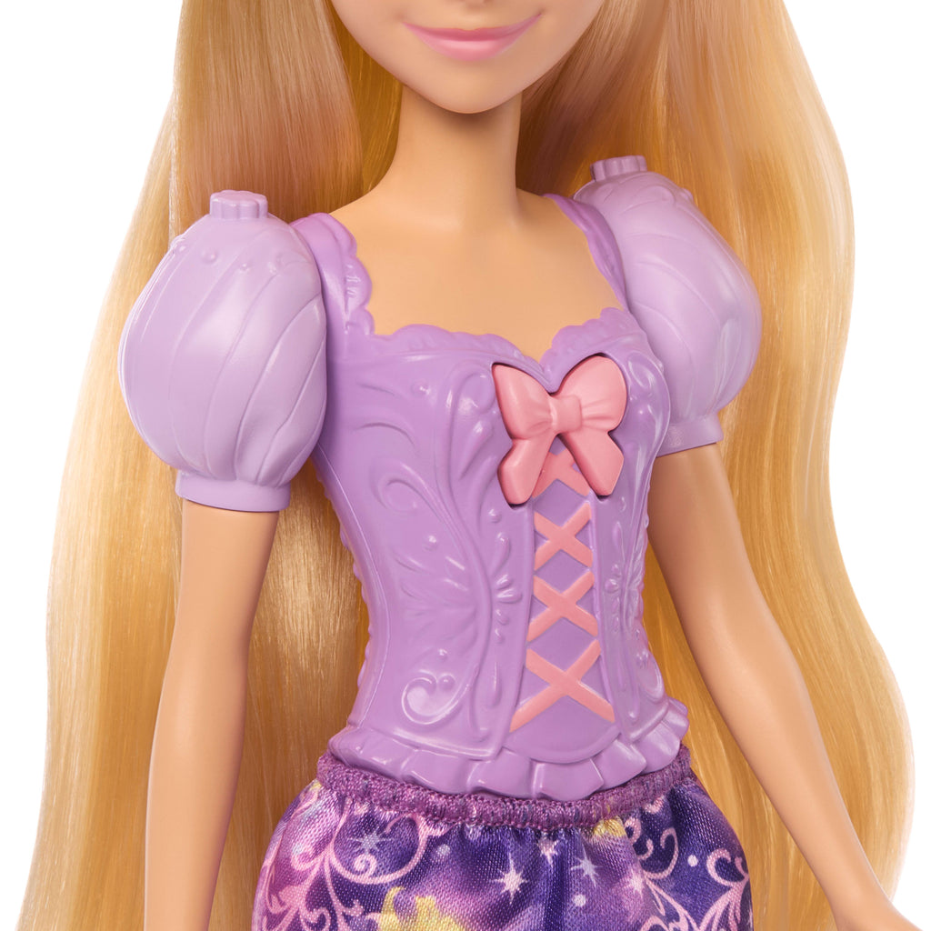 5 farklı şekilde ışık saçan Disney Prensesi Sihirli Saçlı Rapunzel bebek, Pascal figürü ve 7 aksesuar