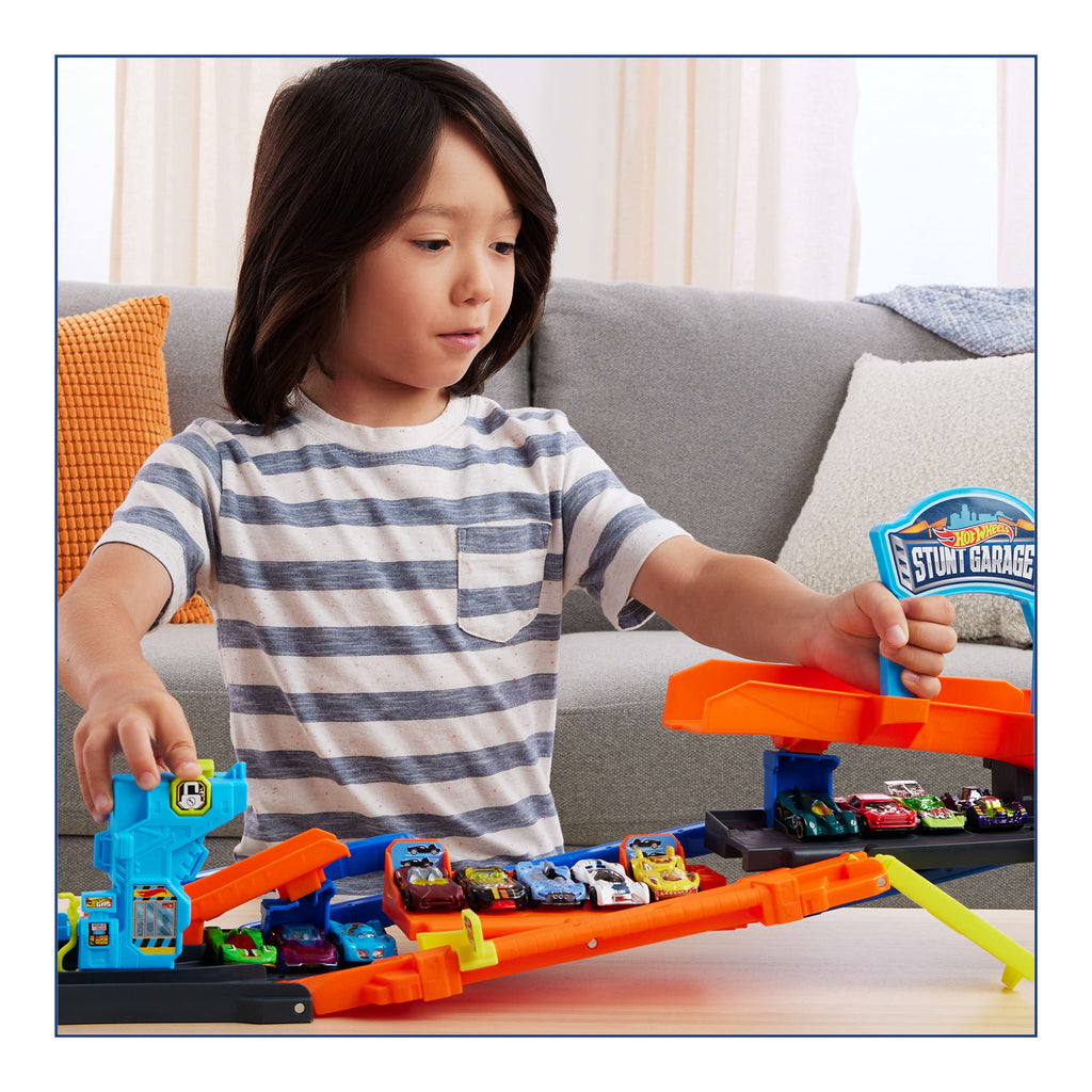 Hot Wheels City Macera Başlangıç Garajı Dönüşümlü Oyun Seti ve 1:64 Ölçekli Metal Araba