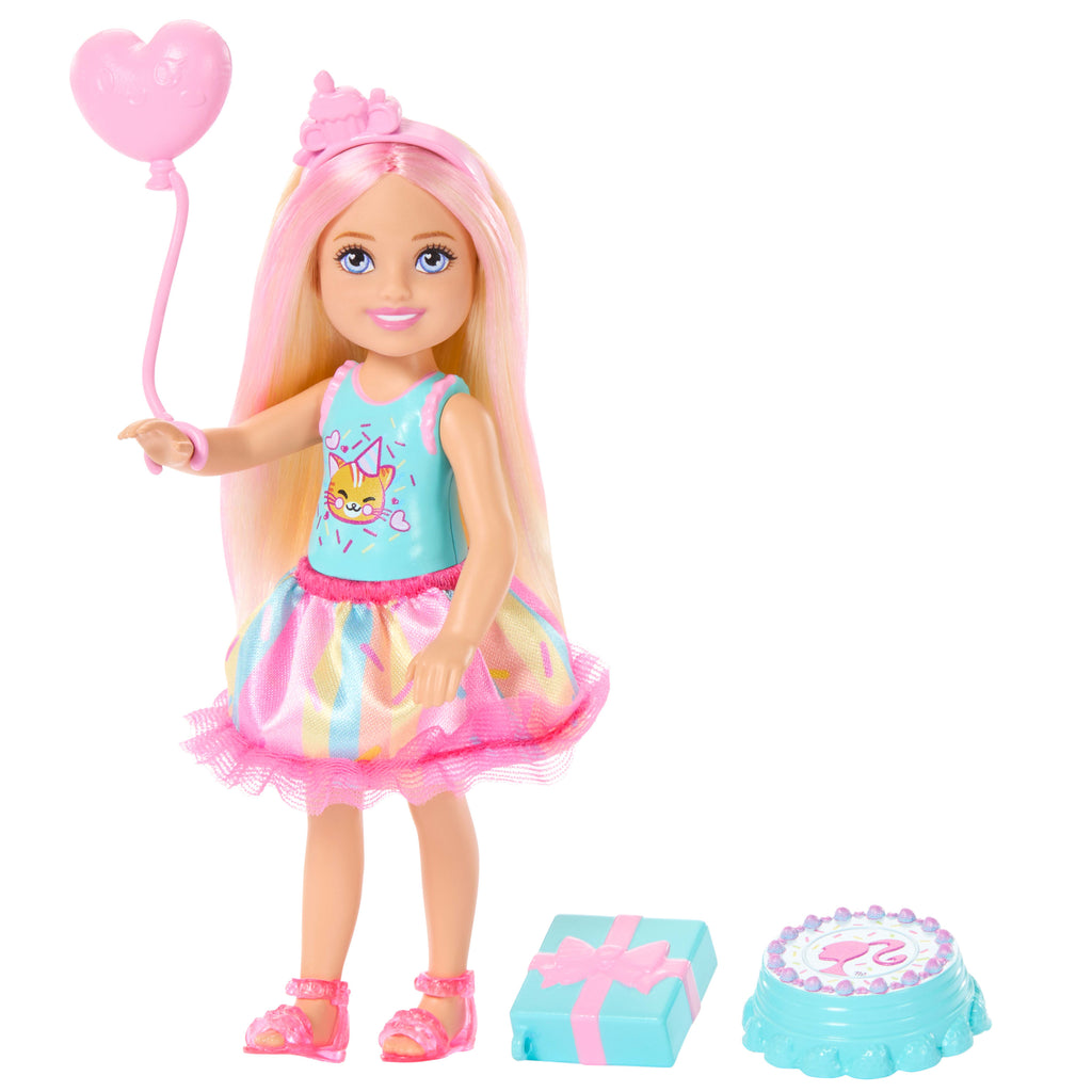 Sarı saçlarında pembeler olan küçük Barbie Club Chelsea bebek ve parti aksesuarları