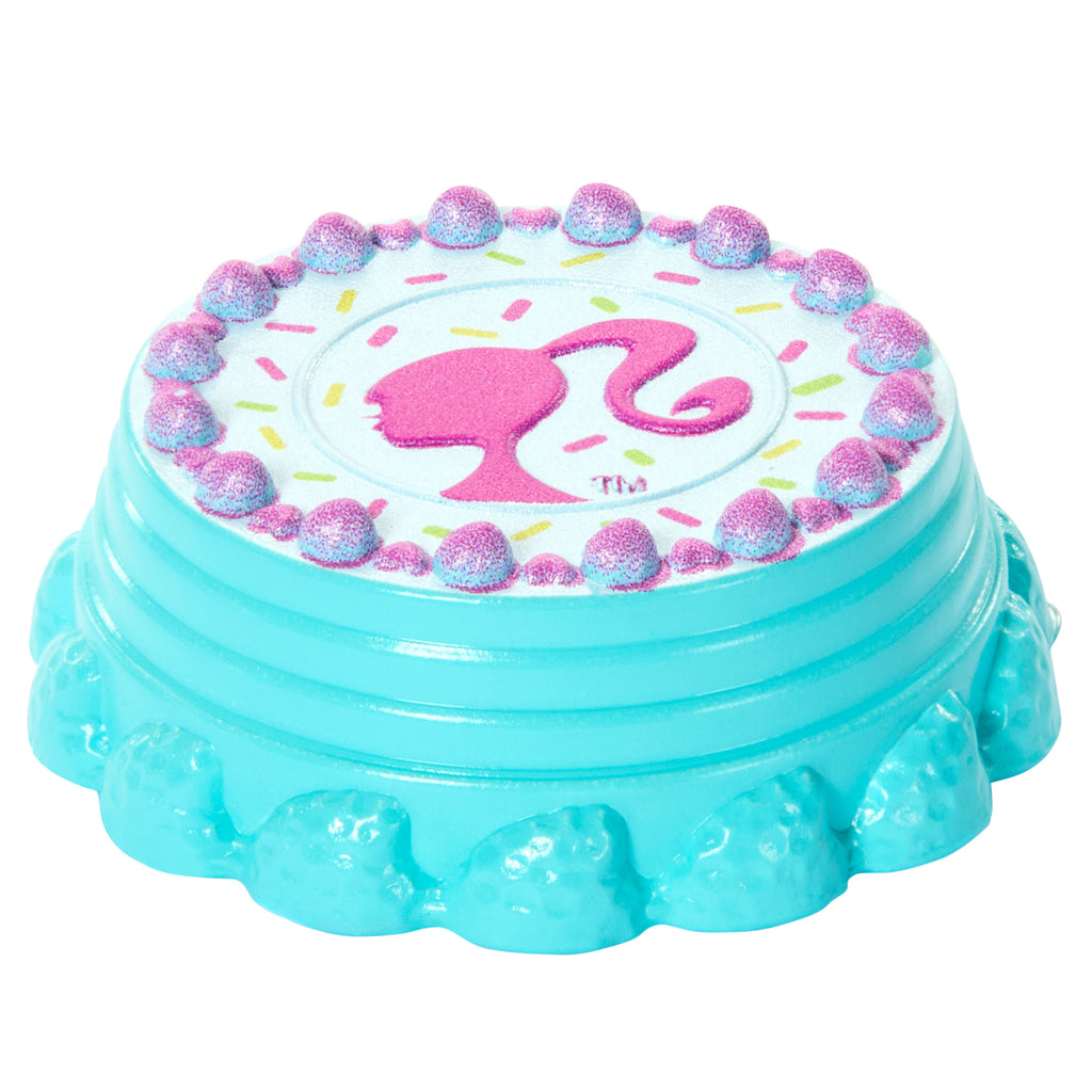 Sarı saçlarında pembeler olan küçük Barbie Club Chelsea bebek ve parti aksesuarları