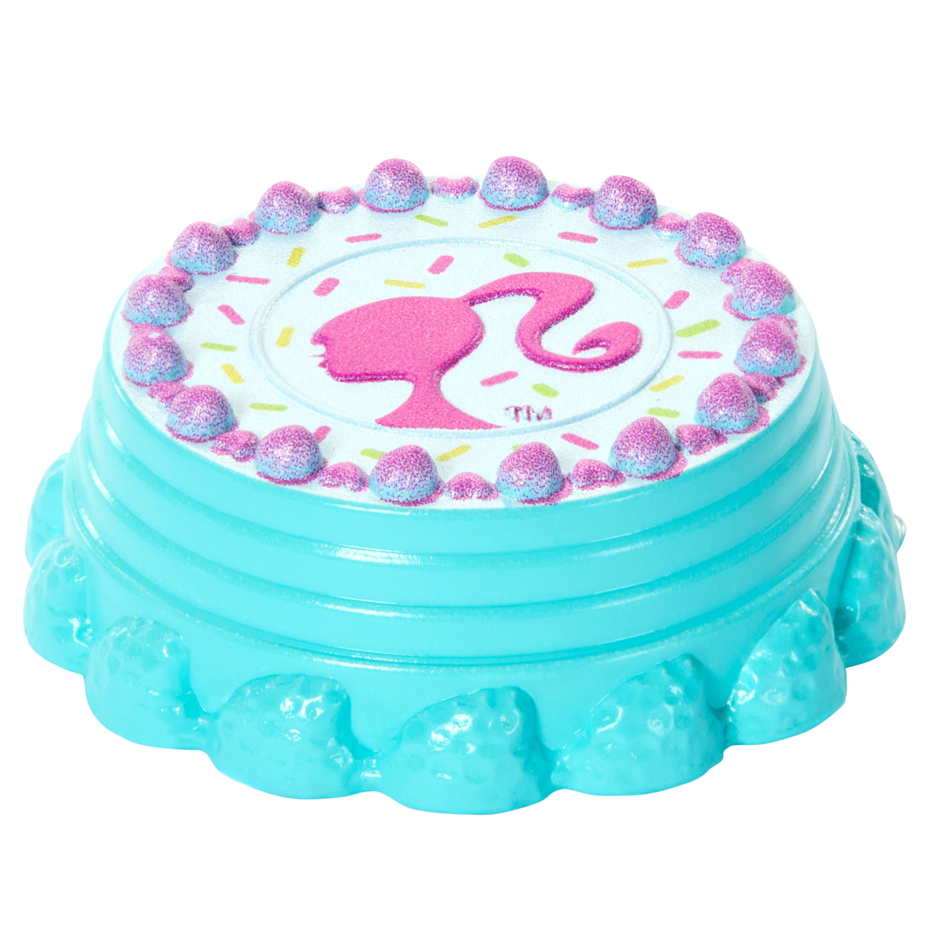 Sarı saçlarında pembeler olan küçük Barbie Club Chelsea bebek ve parti aksesuarları