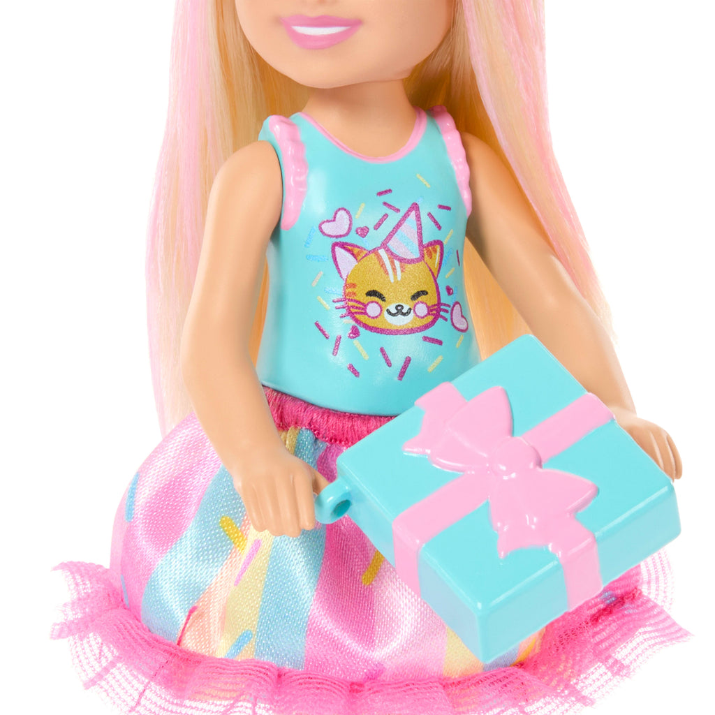 Sarı saçlarında pembeler olan küçük Barbie Club Chelsea bebek ve parti aksesuarları