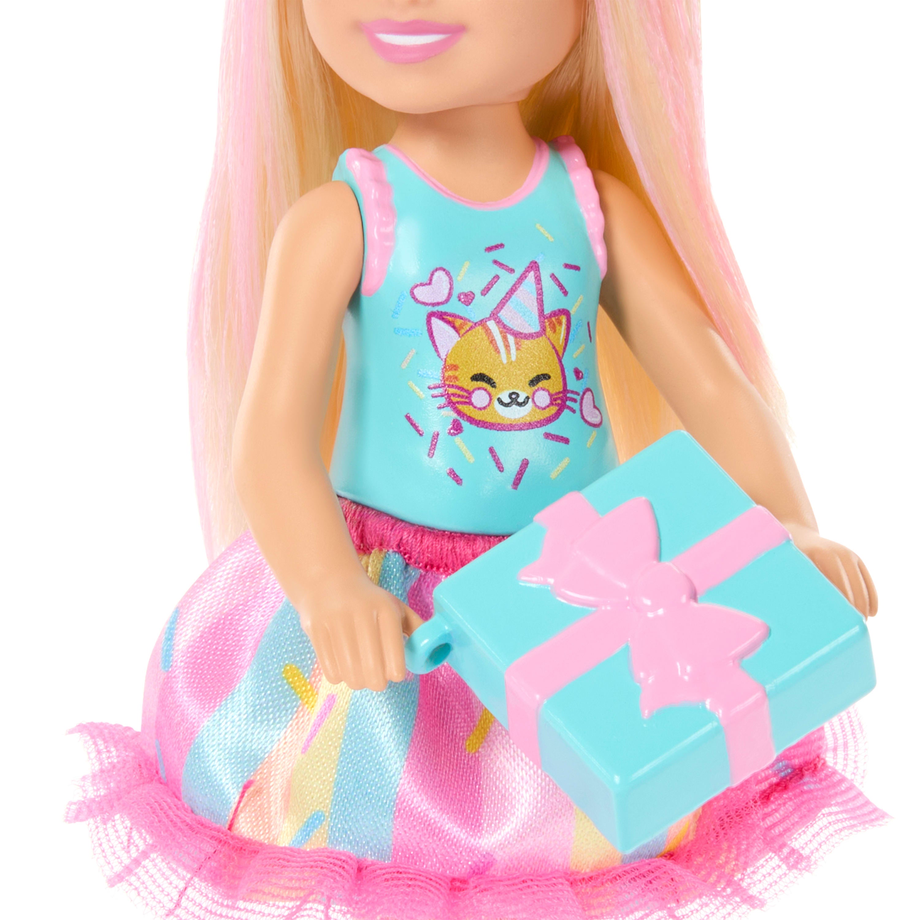 Sarı saçlarında pembeler olan küçük Barbie Club Chelsea bebek ve parti aksesuarları