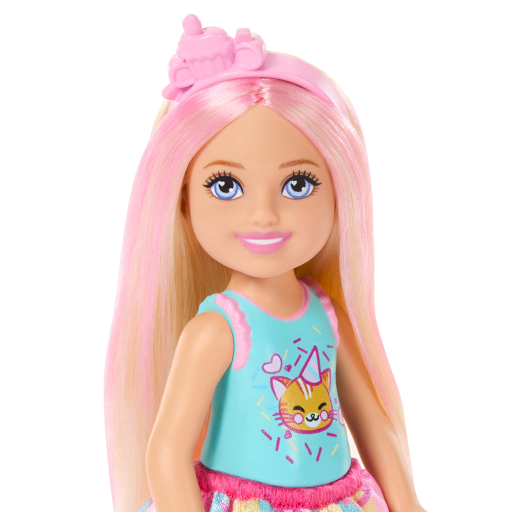 Sarı saçlarında pembeler olan küçük Barbie Club Chelsea bebek ve parti aksesuarları