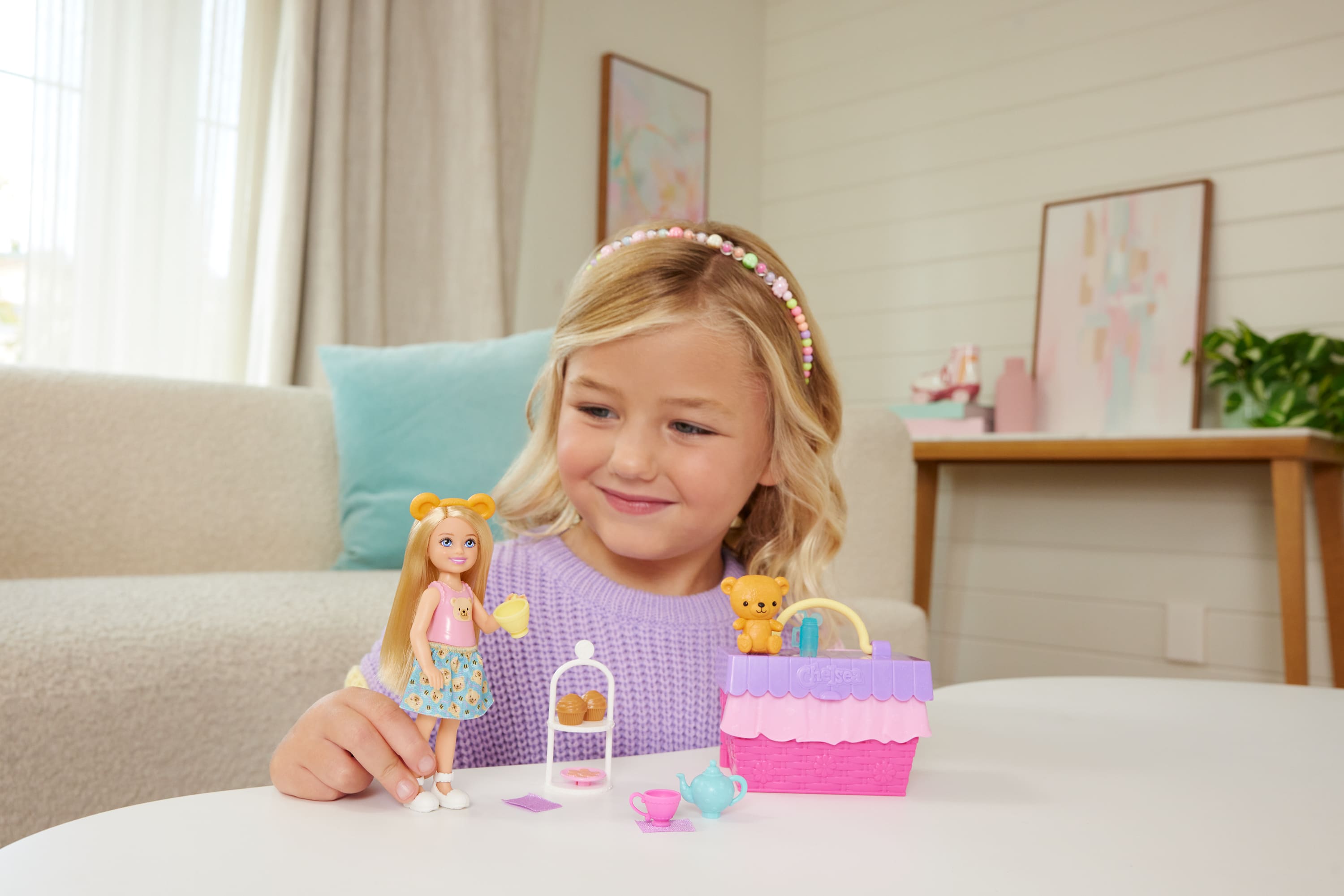 Barbie Aile ve Dostlar Çay Partisi açılır oyun seti, küçük Club Chelsea bebek ve 10'dan fazla aksesuar