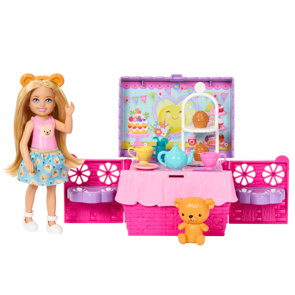 Barbie Aile ve Dostlar Çay Partisi açılır oyun seti, küçük Club Chelsea bebek ve 10'dan fazla aksesuar