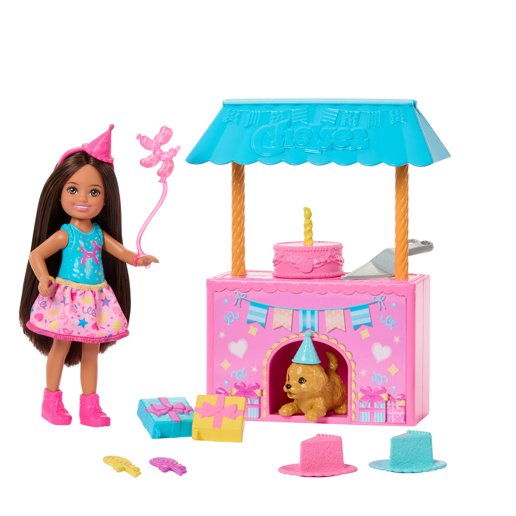 Barbie Aile ve Dostlar Club Chelsea Sürpriz Doğum Günü Partisi oyun seti, küçük bebek ve 10'dan fazla aksesuar