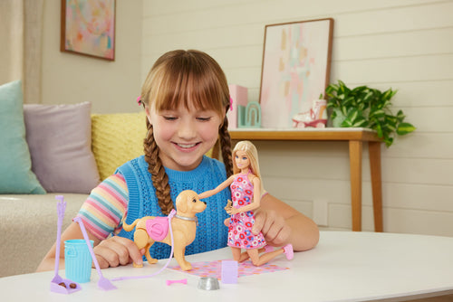 Barbie "Malibu" Köpekçiğin Yürüyüş Zamanı oyuncak seti; bebek, tuvalet yapabilen evcil köpek ve aksesuarlar