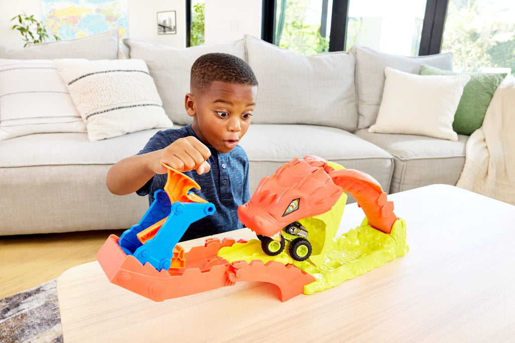 Hot Wheels®Monster Trucks Snake Bite Güç Darbesi oyun seti ve 1:64 ölçekli Bone Shaker
