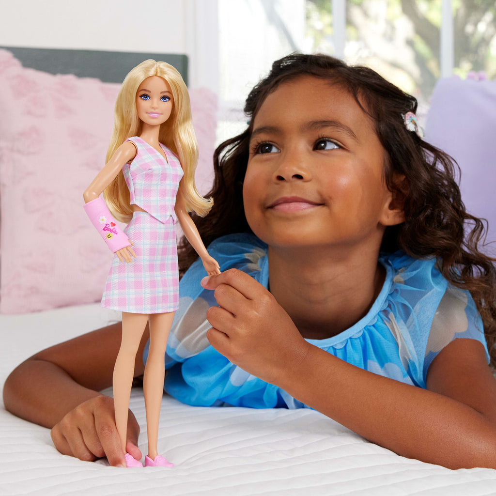 Ekose desenli bluz ve etek giyen, pembe kol alçısı takan sarışın Barbie Fashionistas bebek (243)