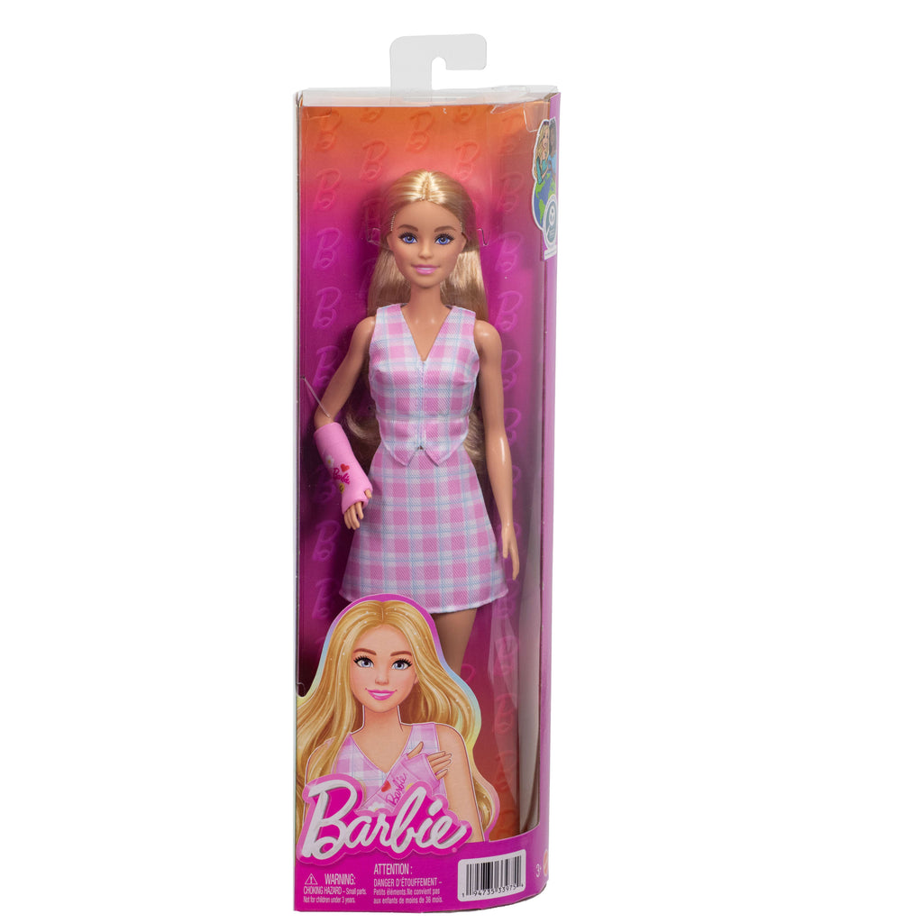 Ekose desenli bluz ve etek giyen, pembe kol alçısı takan sarışın Barbie Fashionistas bebek (243)