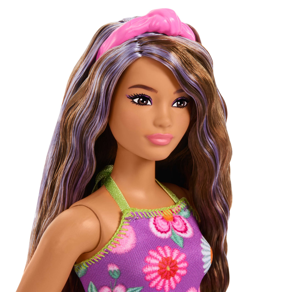 Çiçek desenli kolsuz takım giyen ve mor şeritli kahverengi saçları olan Barbie Fashionistas bebek (244)