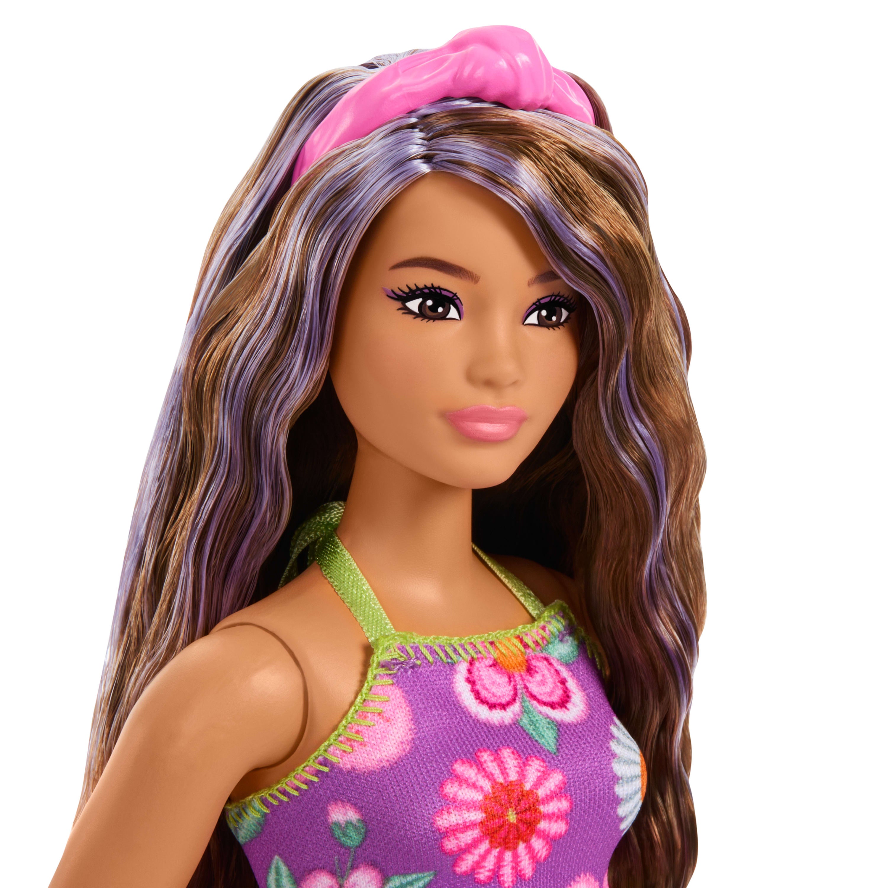 Çiçek desenli kolsuz takım giyen ve mor şeritli kahverengi saçları olan Barbie Fashionistas bebek (244)