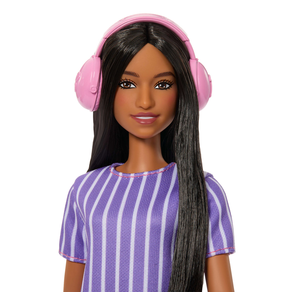 Çizgili mor elbisesi ve aksesuarlarıyla otistik Barbie Fashionistas bebek (245)