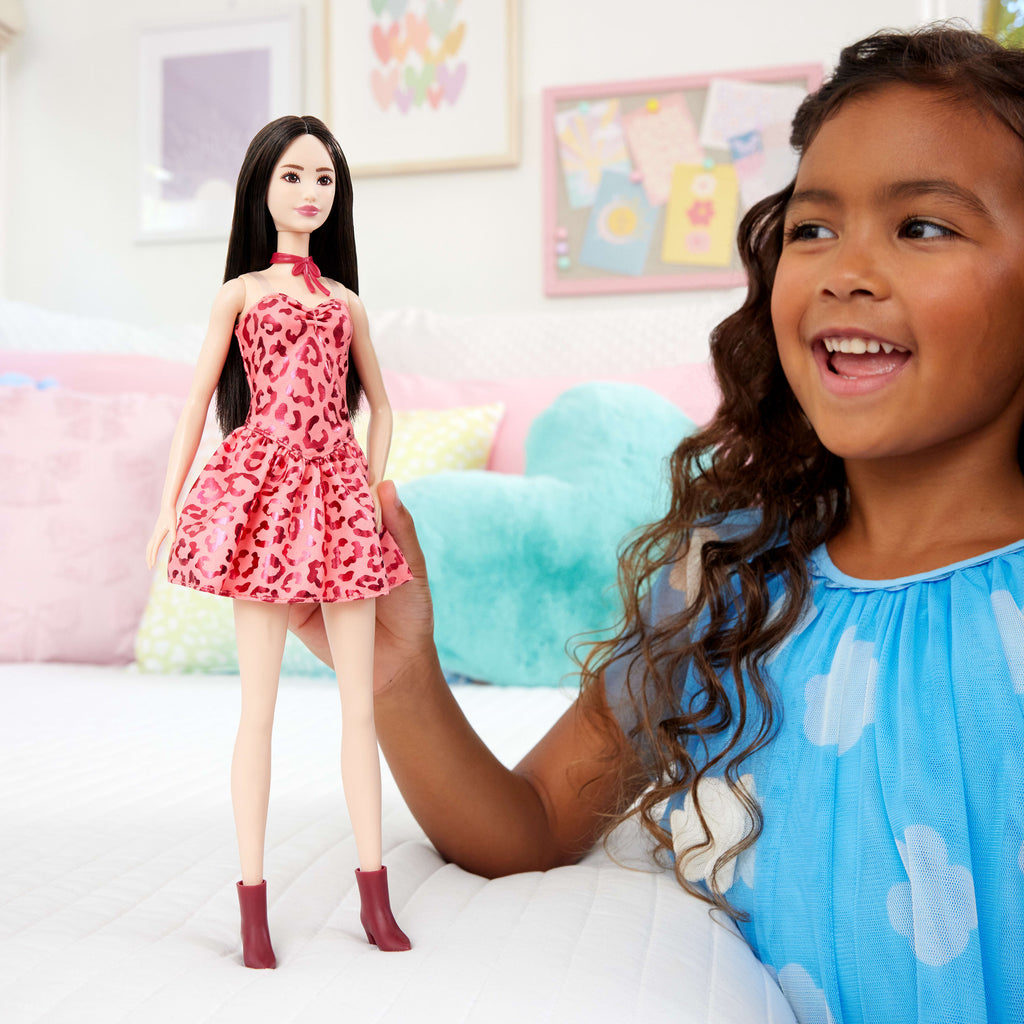 Leopar desenli pembe elbisesiyle siyah saçlı Barbie Fashionistas bebek (246)