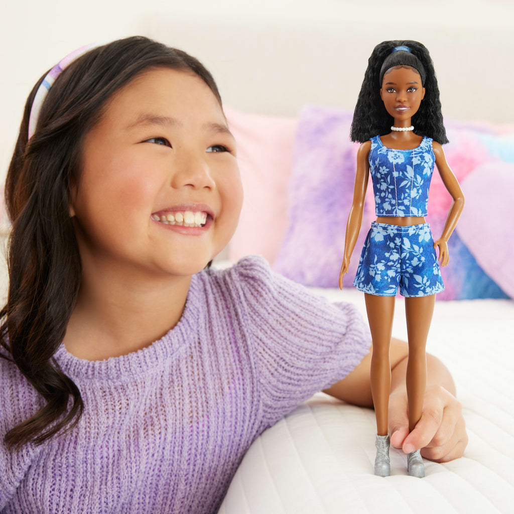 Mavi çiçekli şort ve mavi çiçekli üst giyen siyah saçlı Barbie Fashionistas Style bebek (248)
