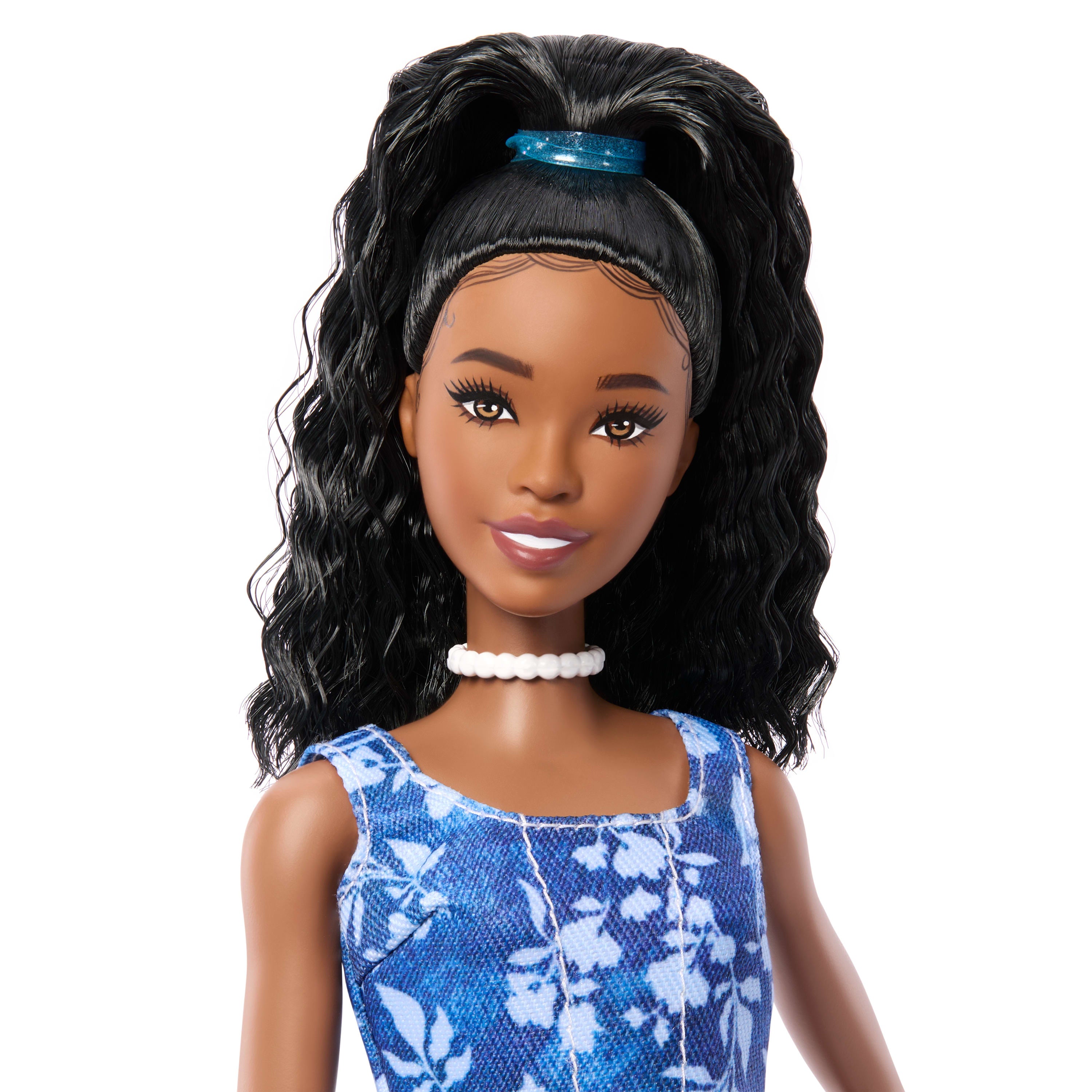 Mavi çiçekli şort ve mavi çiçekli üst giyen siyah saçlı Barbie Fashionistas Style bebek (248)