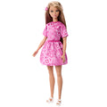 Şal desenli pembe etek ve şal desenli pembe üst giyen sarı saçlı Barbie Fashionistas Style bebek (249)