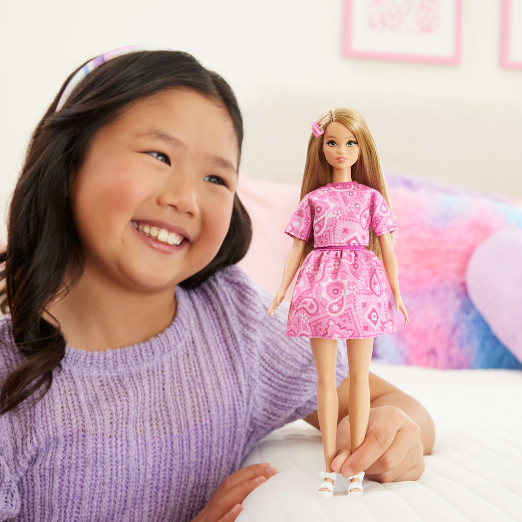 Şal desenli pembe etek ve şal desenli pembe üst giyen sarı saçlı Barbie Fashionistas Style bebek (249)
