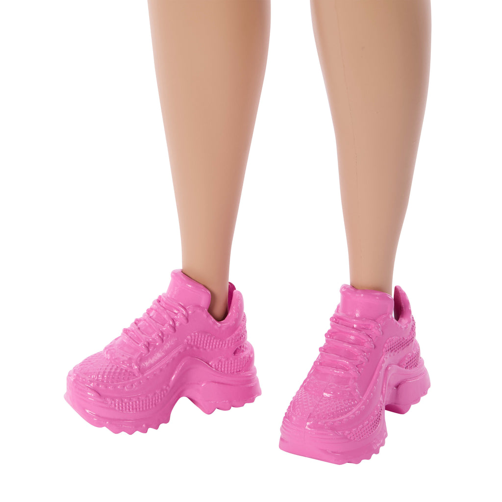 Yıldız baskılı elbisesi ve pembe spor ayakkabılarıyla kahverengi saçlı Barbie Fashionistas Style bebek (251)