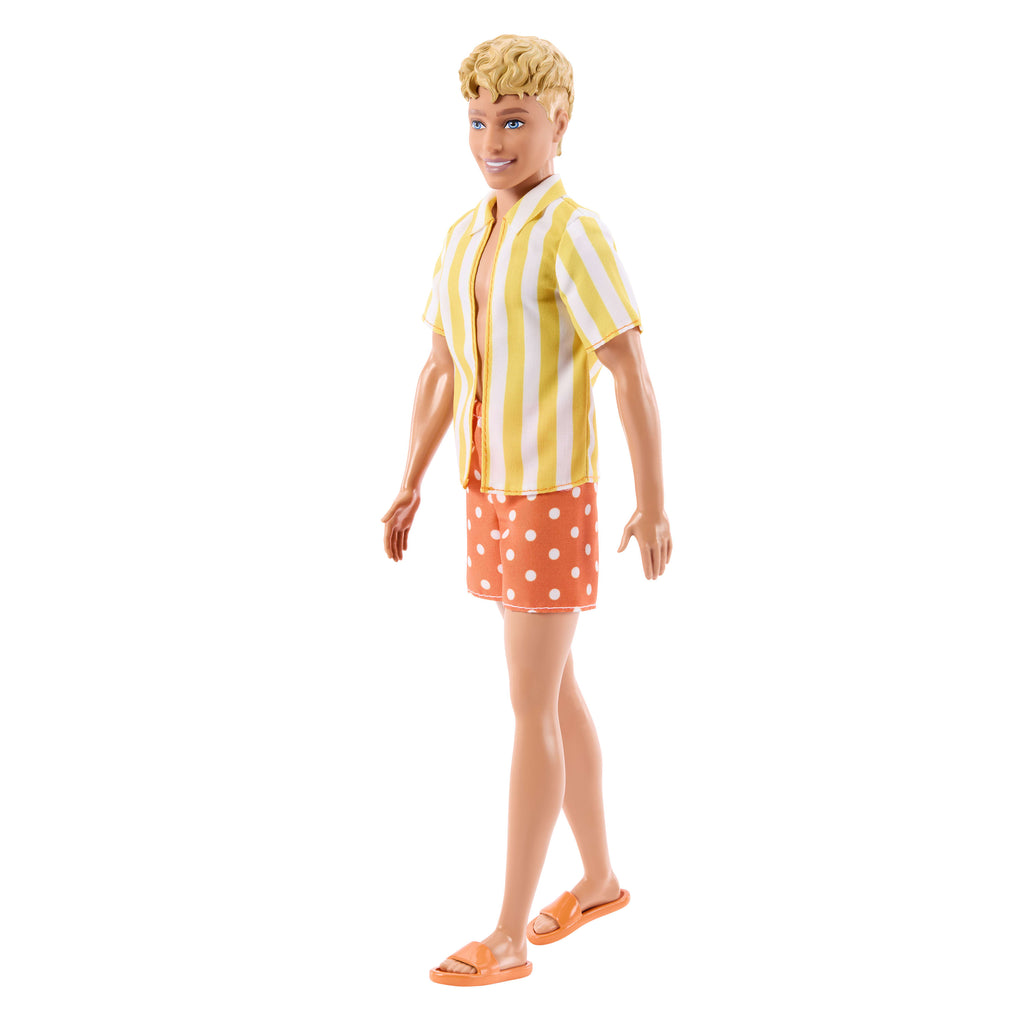 Barbie Fashionistas Style Ken bebek (252), turuncu ve sarı puantiyeli şort ile sarı ve beyaz çizgili üst giyen sarı saçlı bebek
