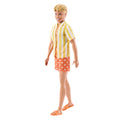 Barbie Fashionistas Style Ken bebek (252), turuncu ve sarı puantiyeli şort ile sarı ve beyaz çizgili üst giyen sarı saçlı bebek