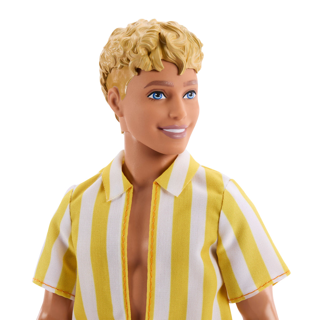 Barbie Fashionistas Style Ken bebek (252), turuncu ve sarı puantiyeli şort ile sarı ve beyaz çizgili üst giyen sarı saçlı bebek