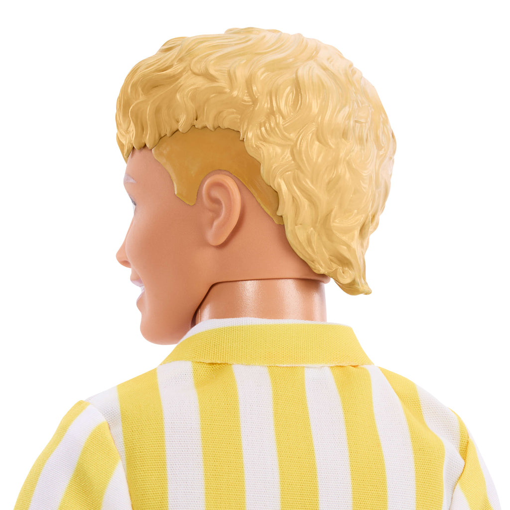 Barbie Fashionistas Style Ken bebek (252), turuncu ve sarı puantiyeli şort ile sarı ve beyaz çizgili üst giyen sarı saçlı bebek