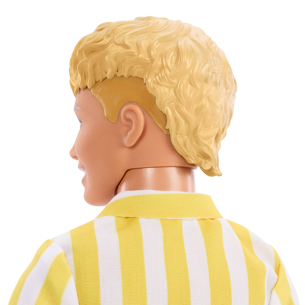 Barbie Fashionistas Style Ken bebek (252), turuncu ve sarı puantiyeli şort ile sarı ve beyaz çizgili üst giyen sarı saçlı bebek