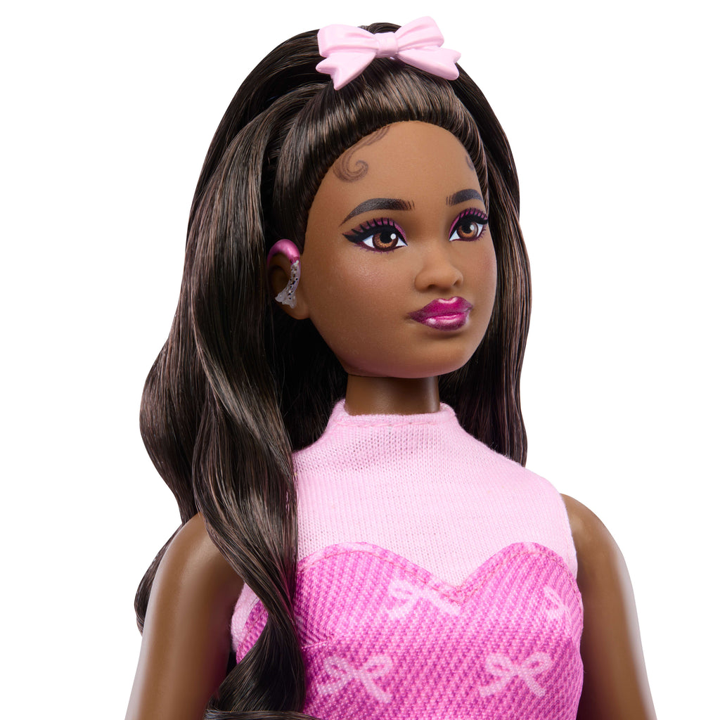 Barbie Deluxe Style Moda Bebek – Kurdele Desenli Pembe Kot Takım, Siyah Saçlı ve İşitme Cihazlı (JJN70)