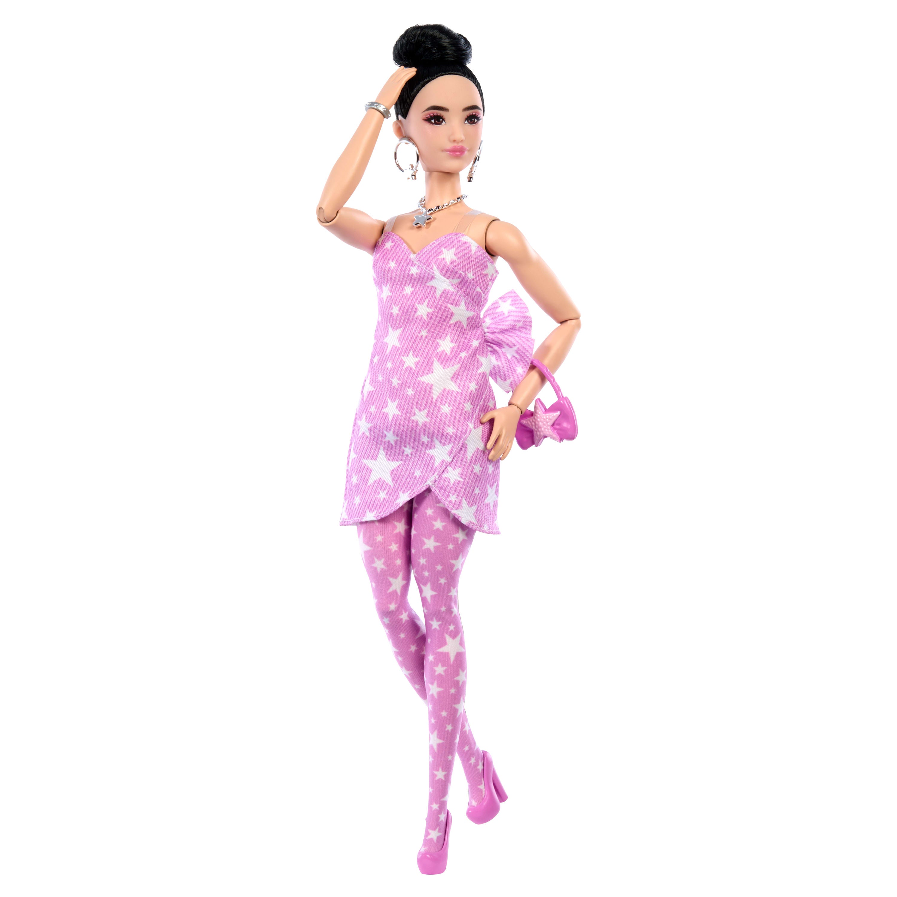Barbie Deluxe Style Moda Bebeği – Yıldız Desenli Pembe Kot Elbise, Topuzlu Siyah Saç (JJN71)