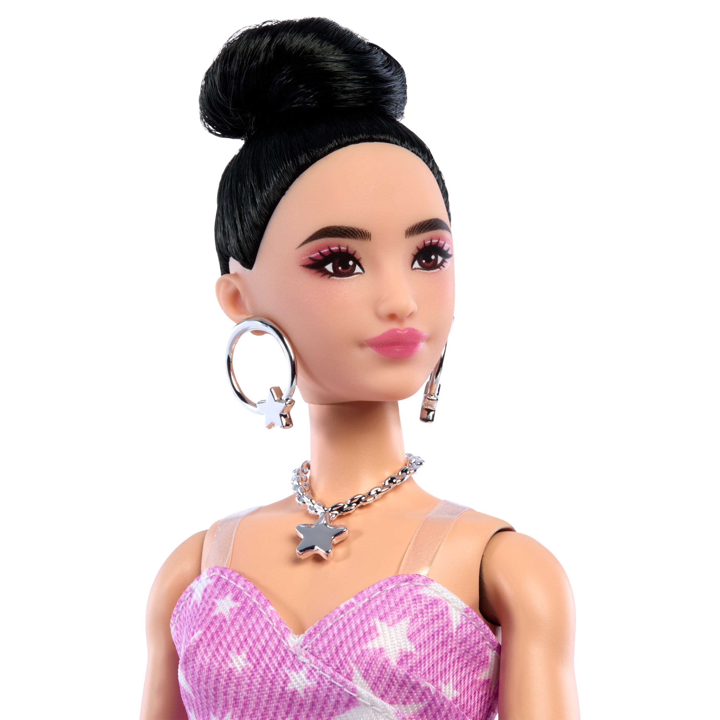 Barbie Deluxe Style Moda Bebeği – Yıldız Desenli Pembe Kot Elbise, Topuzlu Siyah Saç (JJN71)