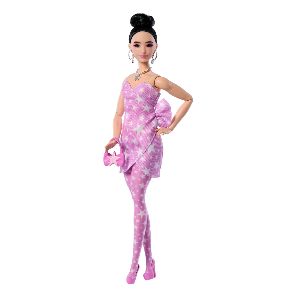 Barbie Deluxe Style Moda Bebeği – Yıldız Desenli Pembe Kot Elbise, Topuzlu Siyah Saç (JJN71)
