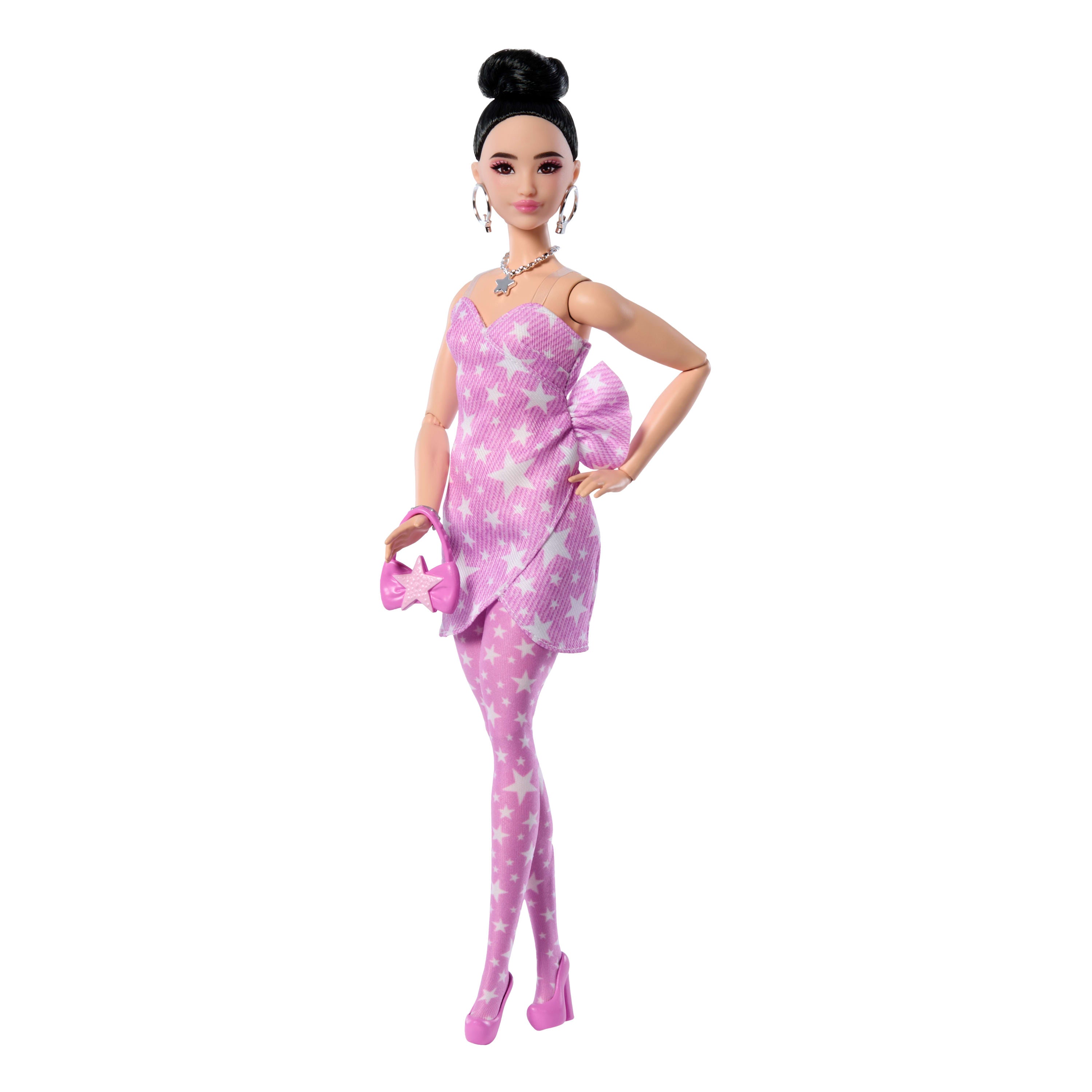 Barbie Deluxe Style Moda Bebeği – Yıldız Desenli Pembe Kot Elbise, Topuzlu Siyah Saç (JJN71)