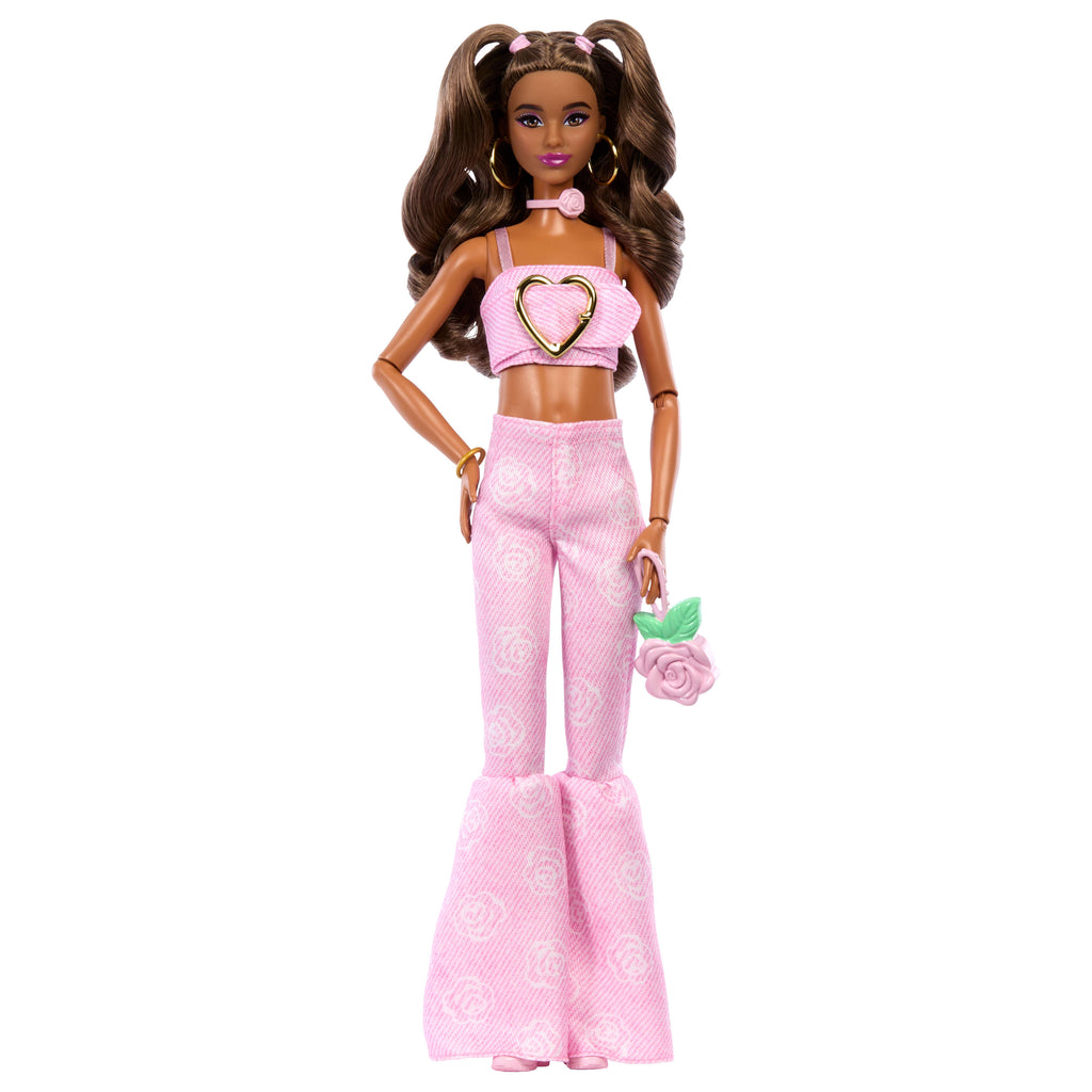 Barbie Deluxe Style Moda Bebek – Pembe Kot Crop Top ve Gül Desenli Pantolon, Esmer Saçlı (JJN72)