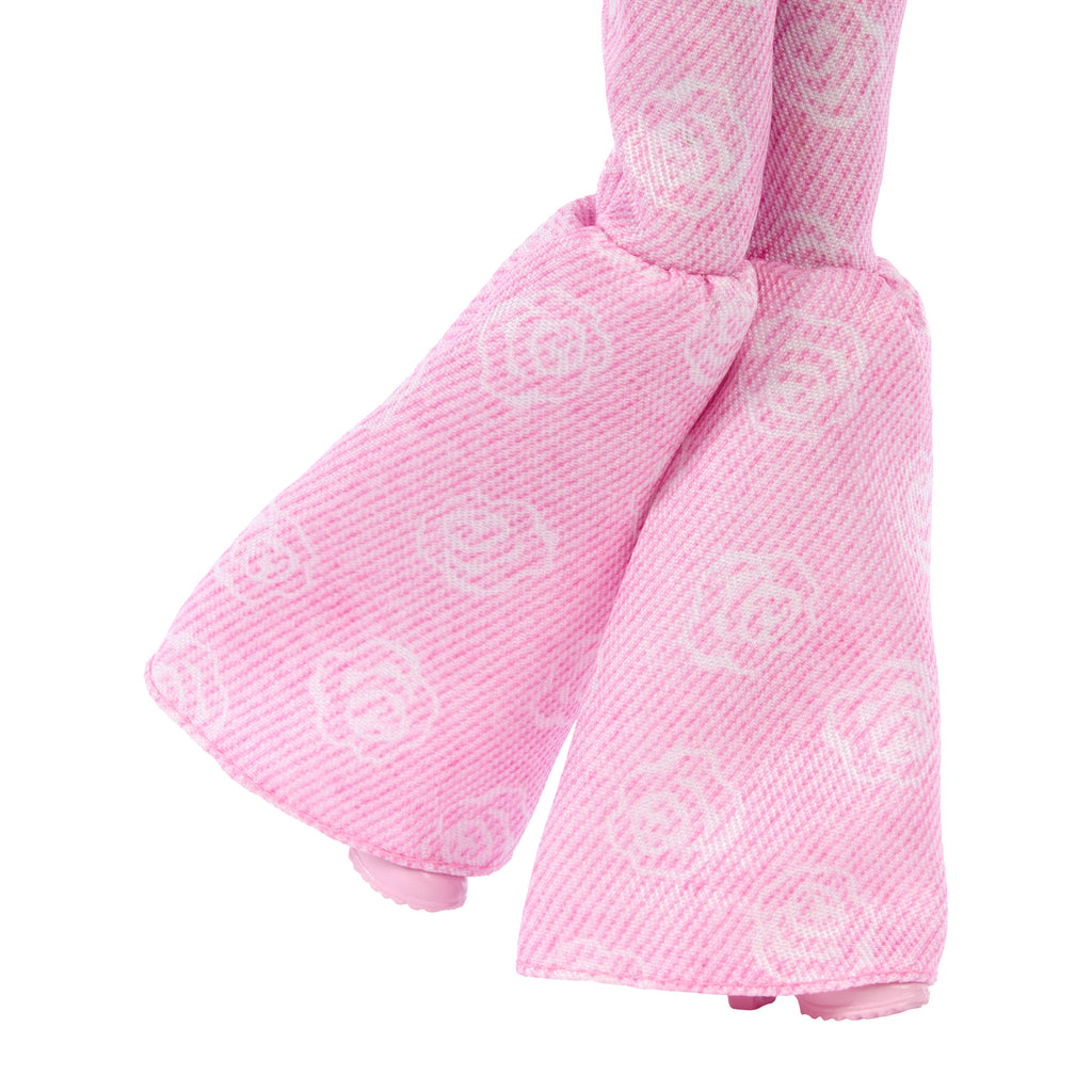 Barbie Deluxe Style Moda Bebek – Pembe Kot Crop Top ve Gül Desenli Pantolon, Esmer Saçlı (JJN72)