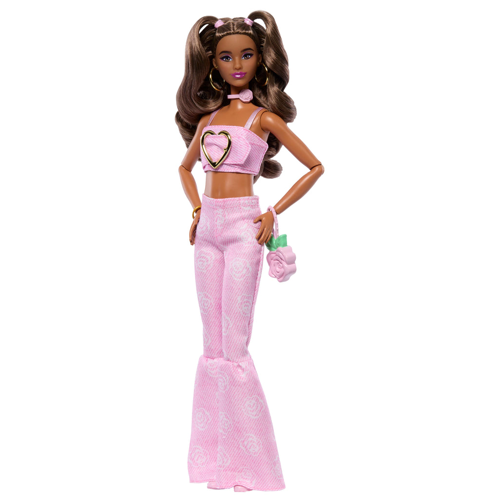 Barbie Deluxe Style Moda Bebek – Pembe Kot Crop Top ve Gül Desenli Pantolon, Esmer Saçlı (JJN72)