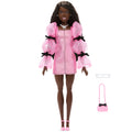 Barbie Deluxe Style bebek (14), kolları kabarık, klasik Barbie tarzında metalik pembe elbise giyen kahverengi saçlı bebek