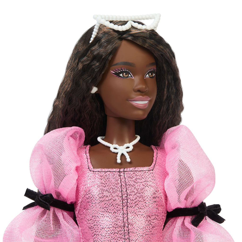 Barbie Deluxe Style bebek (14), kolları kabarık, klasik Barbie tarzında metalik pembe elbise giyen kahverengi saçlı bebek